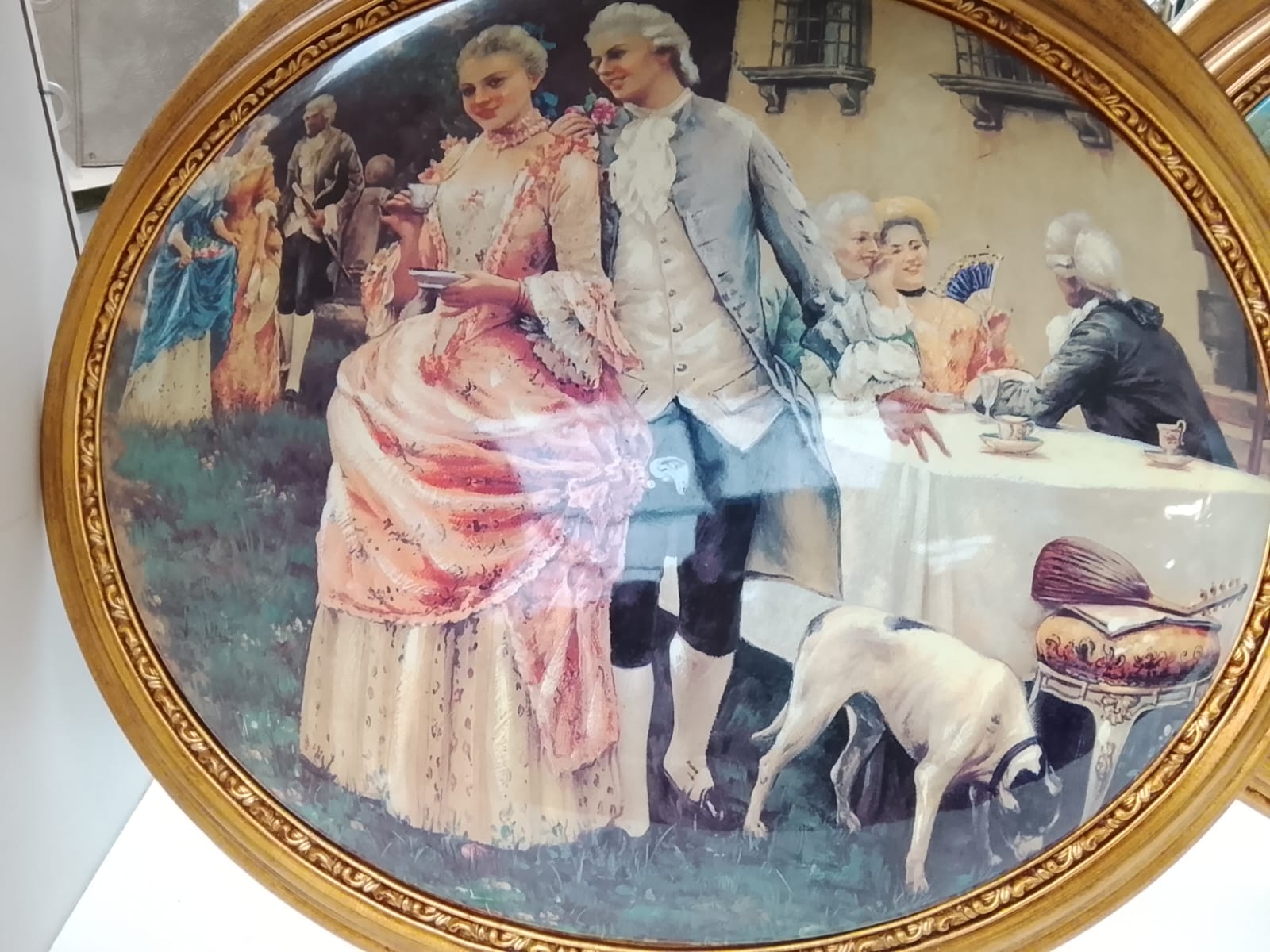 tondo-sotto-vetro-bombato-scena-galante-settecentesca-con-cane-cornice-dorata